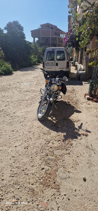 Moto custom negra con alforjas