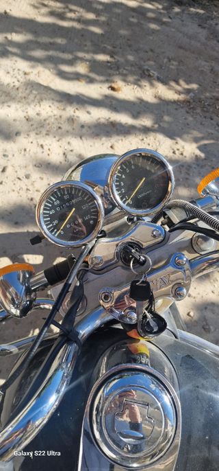 Moto custom negra con alforjas