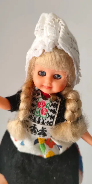 Muñeca vintage traje regional