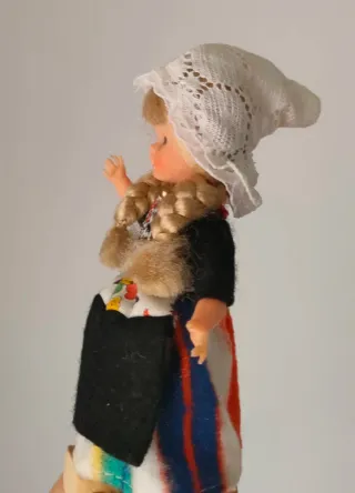 Muñeca vintage traje regional