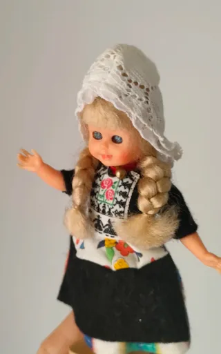 Muñeca vintage traje regional