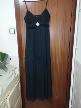 Vestido largo negro con broche plateado