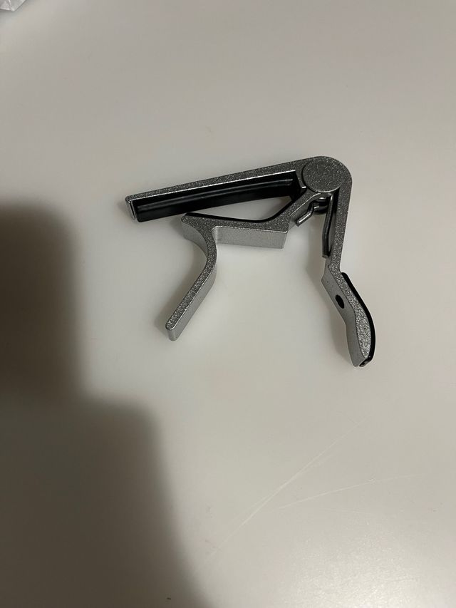 Cejilla para guitarra plateada