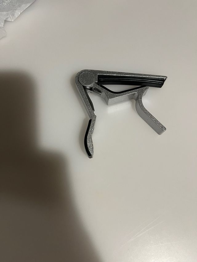 Cejilla para guitarra plateada