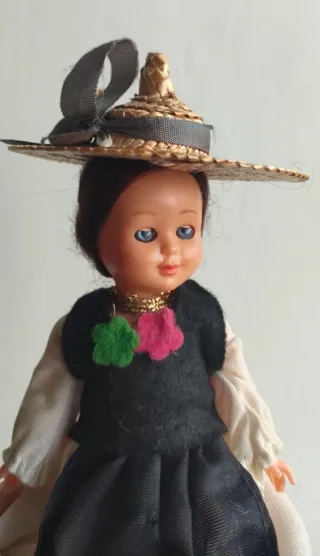 Muñeca vintage con sombrero de paja