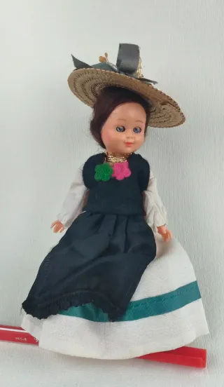 Muñeca vintage con sombrero de paja