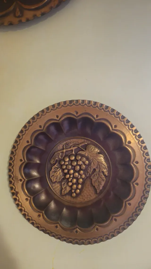 Orologio e posacenere in rame decorati