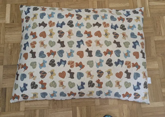 Cama para perro con estampado de perros y corazone