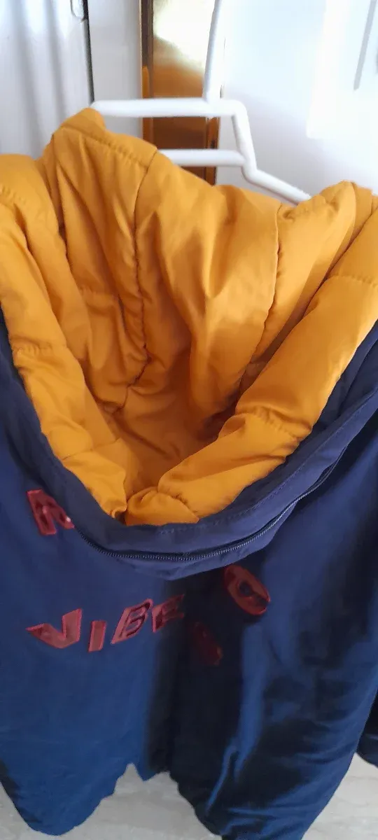 Chaquetón azul y amarillo