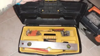 Cassetta porta attrezzi nera e gialla