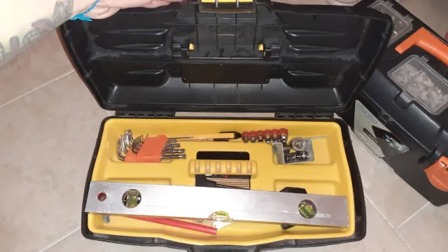 Cassetta porta attrezzi nera e gialla