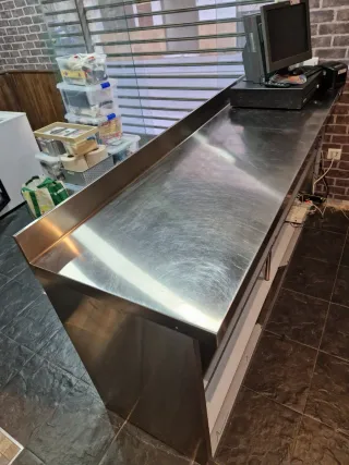 Mueble mostrador metálico