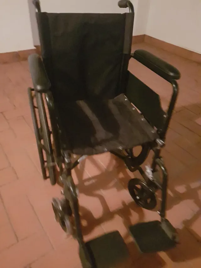Silla de ruedas plegable de adulto.