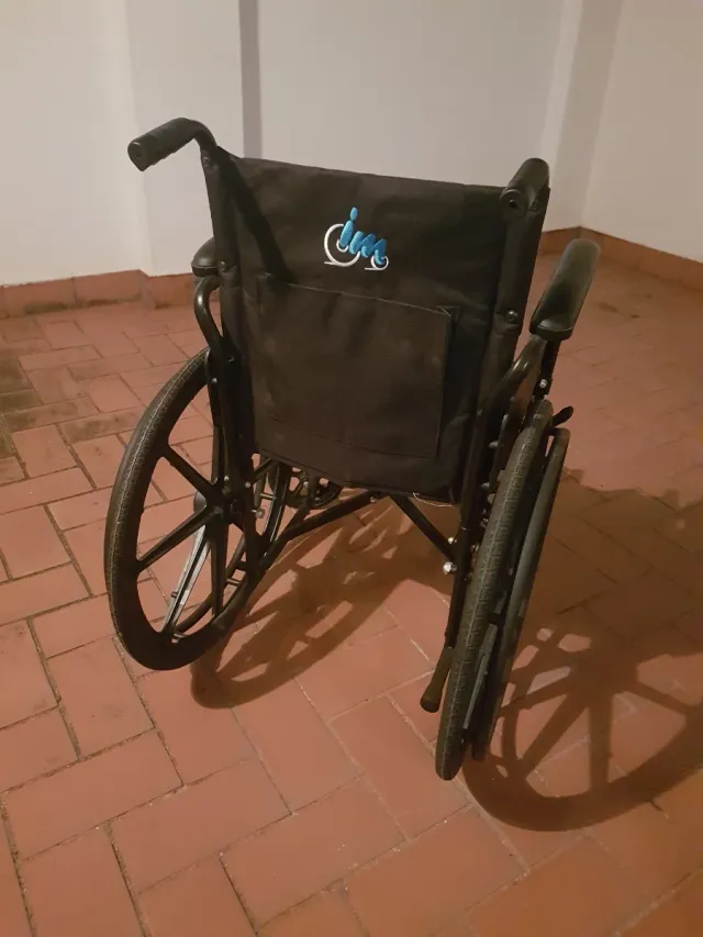 Silla de ruedas plegable de adulto.