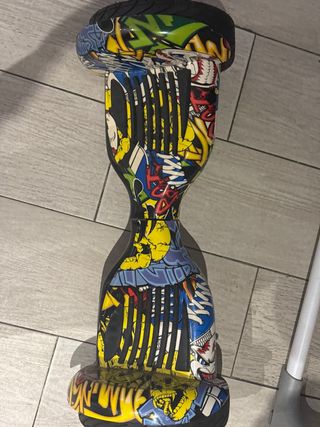 Patinete eléctrico con diseño graffiti