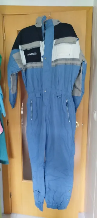 Mono de esquí azul y negro