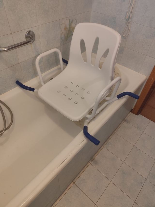 Seggiolino girevole per vasca anziani