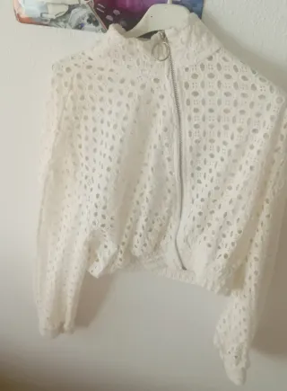 Chaqueta blanca crop top encaje