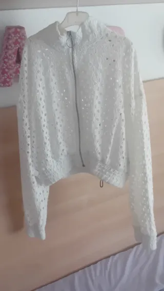 Chaqueta blanca crop top encaje