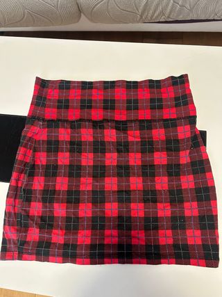 Falda mini a cuadros roja y negra