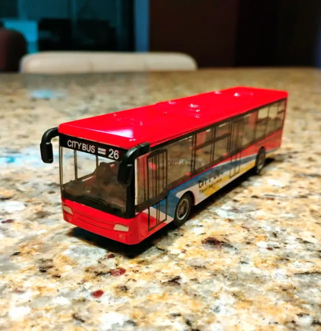 Autobús de juguete rojo