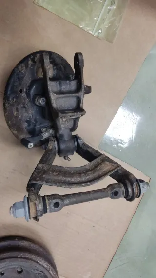 Trapecios Delanteros y Tambores de Freno Seat 600