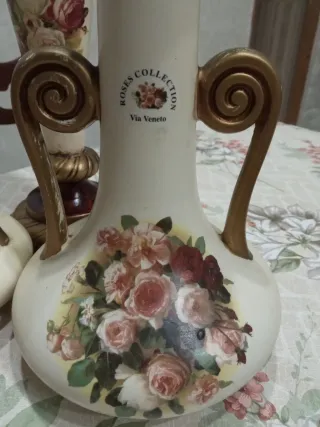Porta candela e vasi decorati con rose