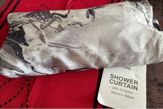 Cortina de ducha gris y blanca