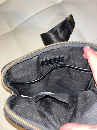 Bandolera Guess Hombre Negra y dorada