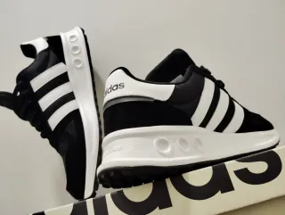 Zapatillas Adidas Run 84 Negras y Blancas