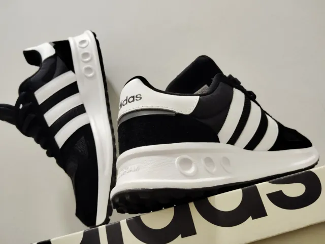 Zapatillas Adidas Run 84 Negras y Blancas