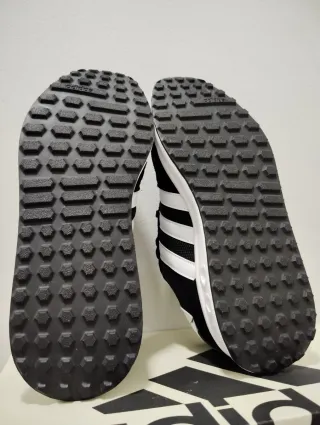 Zapatillas Adidas Run 84 Negras y Blancas