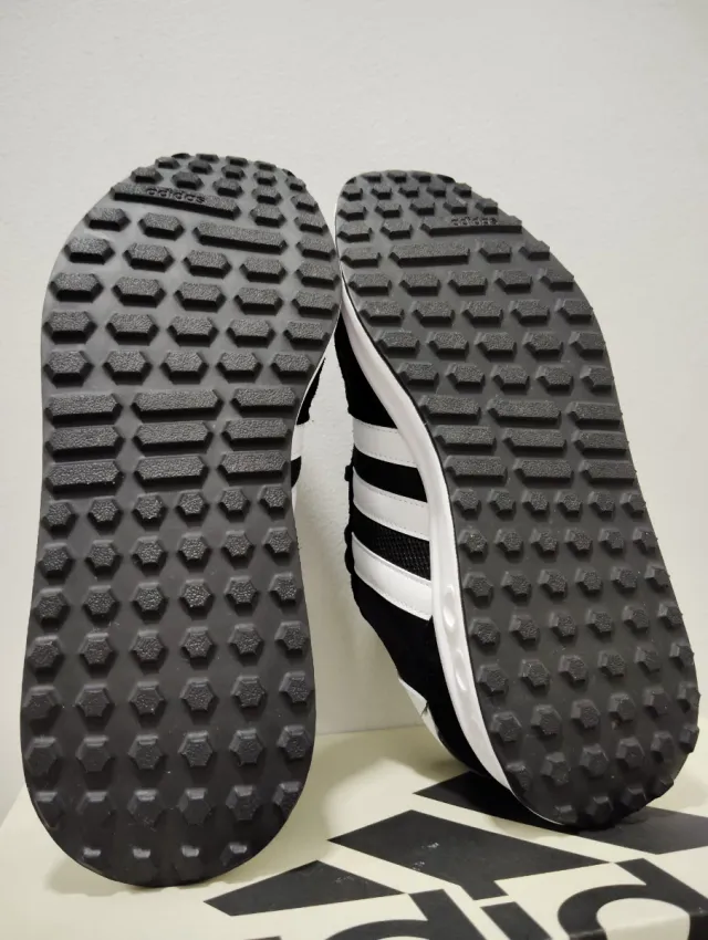 Zapatillas Adidas Run 84 Negras y Blancas