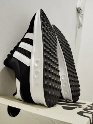 Zapatillas Adidas Run 84 Negras y Blancas