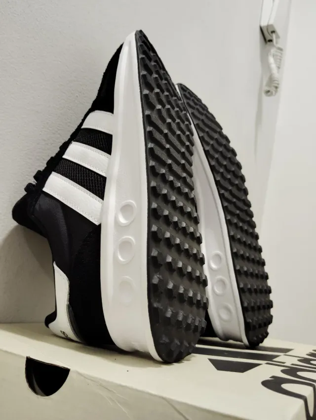 Zapatillas Adidas Run 84 Negras y Blancas