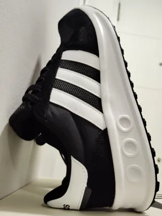 Zapatillas Adidas Run 84 Negras y Blancas