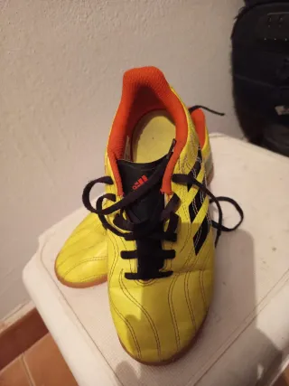 Botas de fútbol Adidas amarillas Num 35 Poco usada