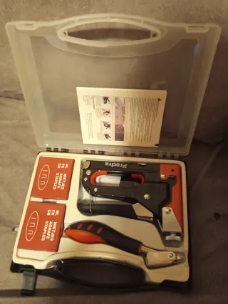 Grapadora Preciva con estuche y grapas