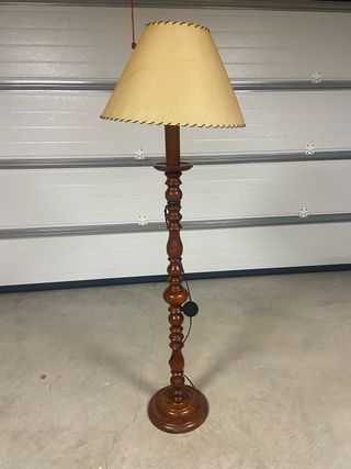 Candeeiro de pé em madeira