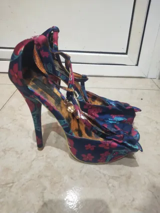 Zapatos de tacón elegantes