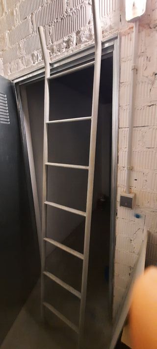 Escalera de acero gris Ikea