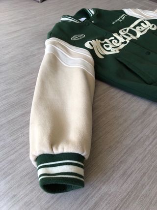 Chaqueta Beisbolera Bershka Verde y Beige