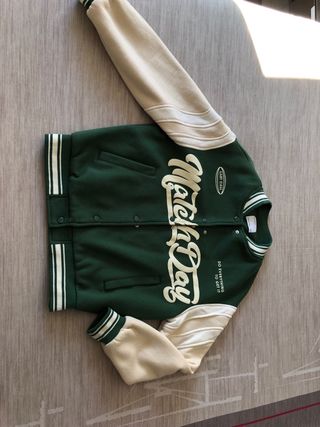 Chaqueta Beisbolera Bershka Verde y Beige