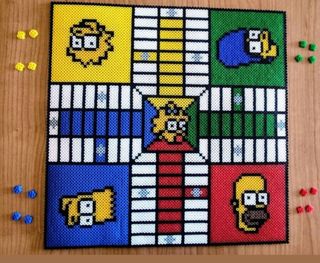 Parchís artesanales de cuentas planchadas