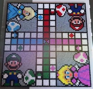 Parchís artesanales de cuentas planchadas