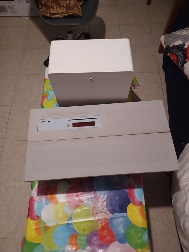 Altavoz gris y blanco