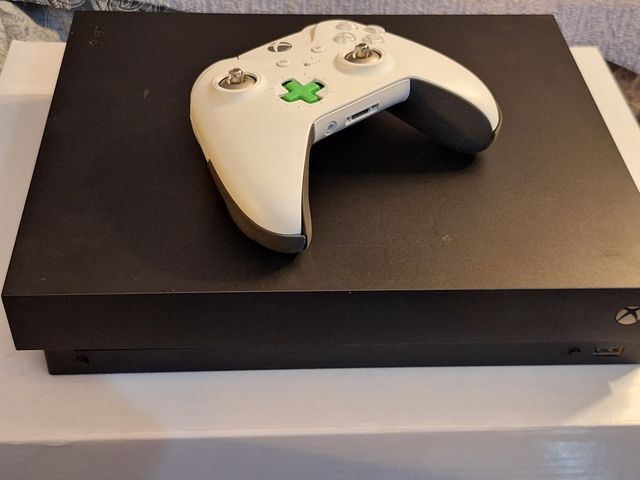Xbox One S + Mando Blanco