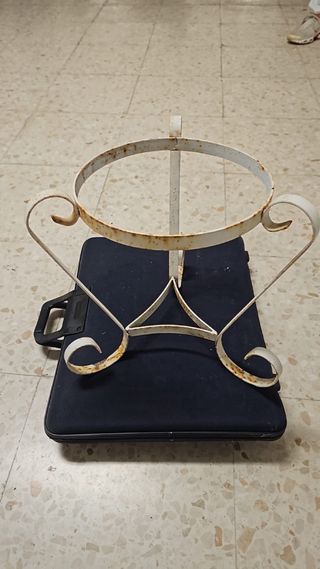 Soporte forja macetas blanco de distintos precios.