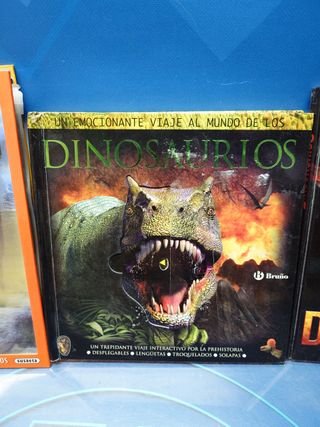 Tres libros gran formato sobre los dinosaurios