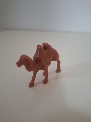 Juguete camello marrón